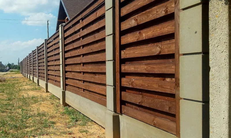 Забор из деревянного штакетника